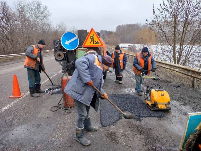 Харків'яни скаржаться на ями на київській трасі. Дорожники почали ремонт