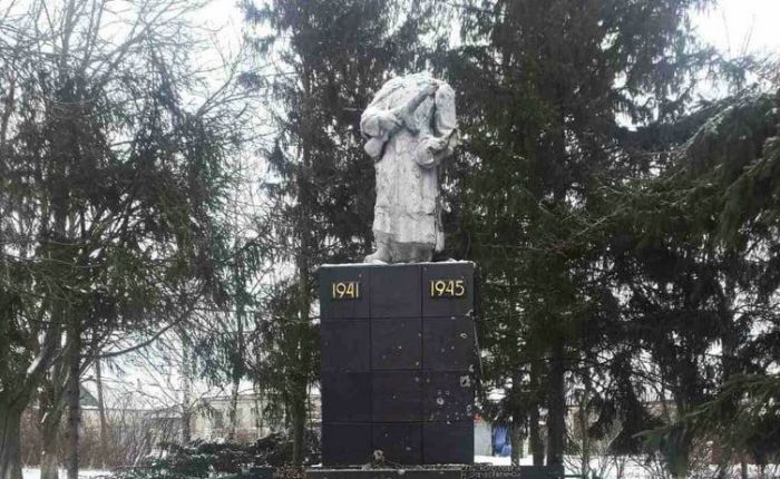 В Харьковской области хотят снести памятник советскому солдату (фото)