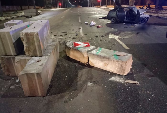 В Харькове ВАЗ влетел в бетонные блоки. Водитель погиб (фото)