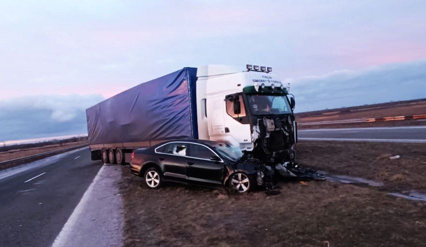 У Харківській області Volkswagen потрапив під фуру (фото)