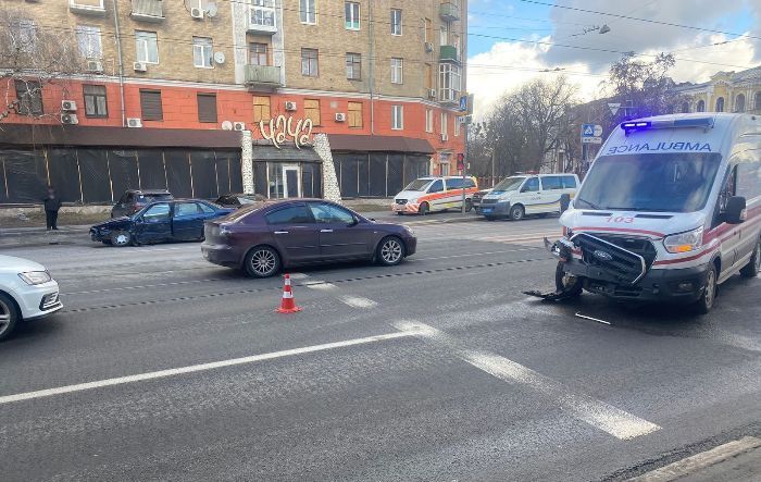 В Харькове скорая попала в ДТП: пострадали 2 человека (фото)