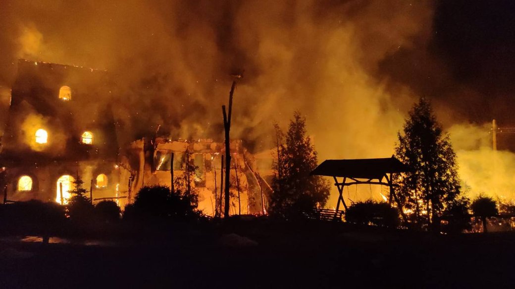 РФ ударила "Шахедами" по отелю в Харьковской области: начался сильный пожар