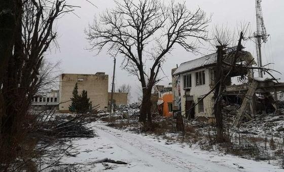"Сяду на пепелище и буду думать, что дальше": люди массово хотят вернуться в разбитый поселок Харьковской области 