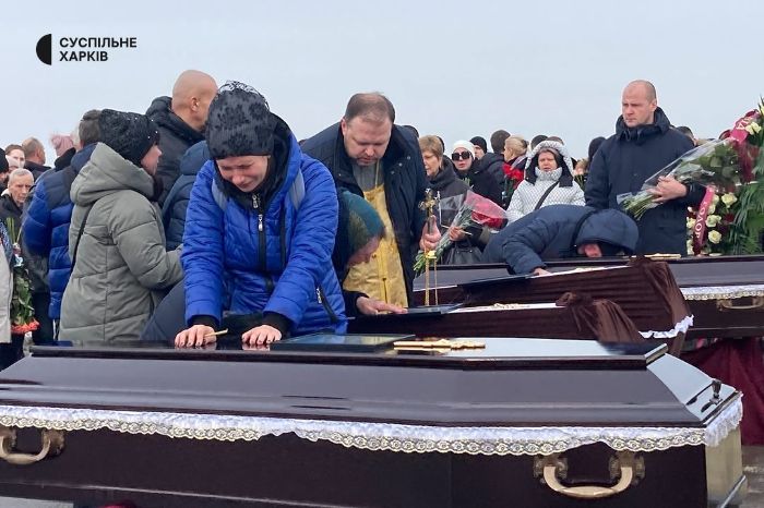 У Харкові поховали родину з 5 осіб, які згоріли заживо після удару РФ по нафтобазі (фото)