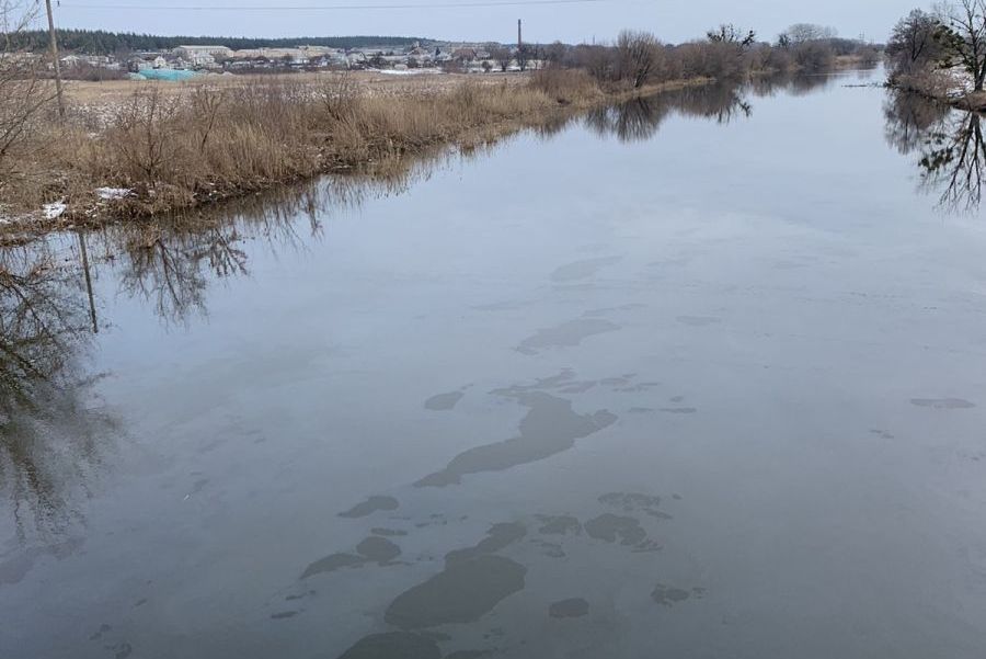 В Харькове разлилось 3 тысячи тонн нефтепродуктов: вода в реках стала черной (фото)