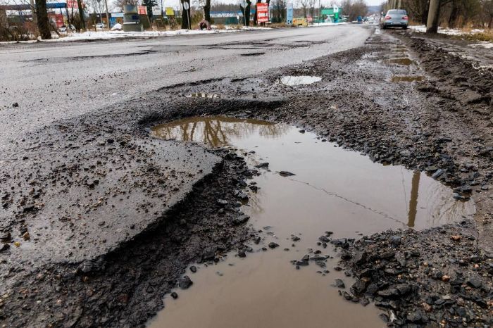 Величезні ями на київській трасі: коментар влади (фото)
