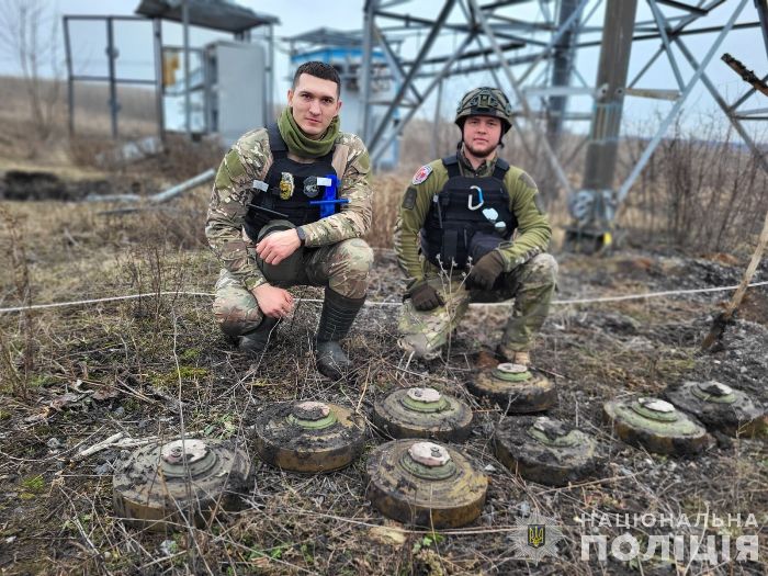 Поле с противотанковыми минами нашли в Харьковской области (фото, видео)