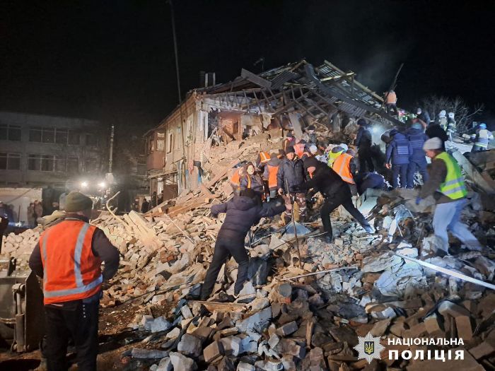 Війська РФ вдарили по житловому будинку у Великому Бурлуці: під завалами - люди