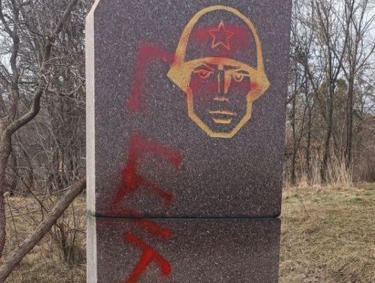 В Харьковский области раскрасили памятник советскому солдату (фото)