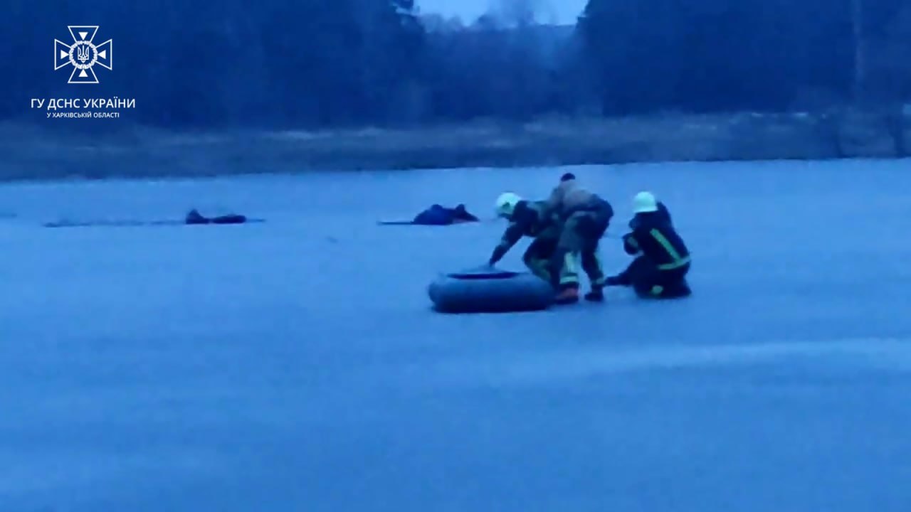 Рыбак провалился под лед в Песочине