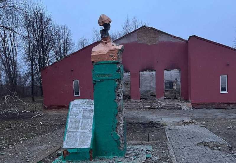 Оккупанты уничтожили памятник воинам Второй мировой войны