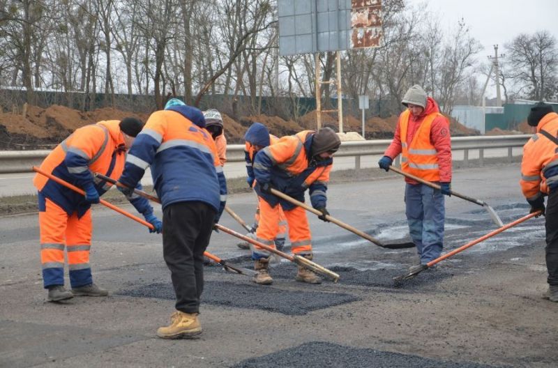 В Харьковской области ремонтируют трассу на Киев, на которую массово жаловались водители (фото, видео)