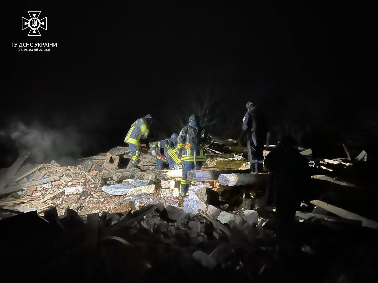 РФ скинула авіабомби на житлові будинки в Харківській області: людей діставали з-під завалів (відео)
