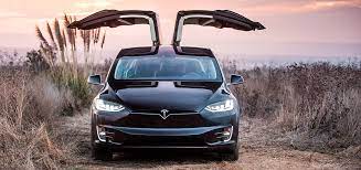 У Харкові чоловік на очах у перехожих розгромив автомобіль Tesla, стрибаючи на ньому