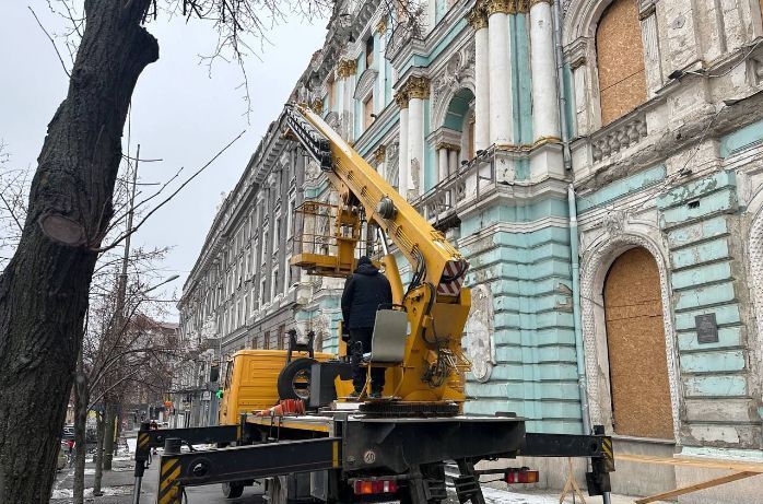 У Харкові розбирають пам'ятку архітектури, зруйновану обстрілом (фото)