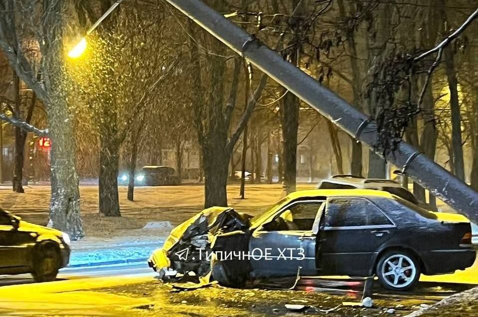 Машина снесла столб в Харькове (фото)