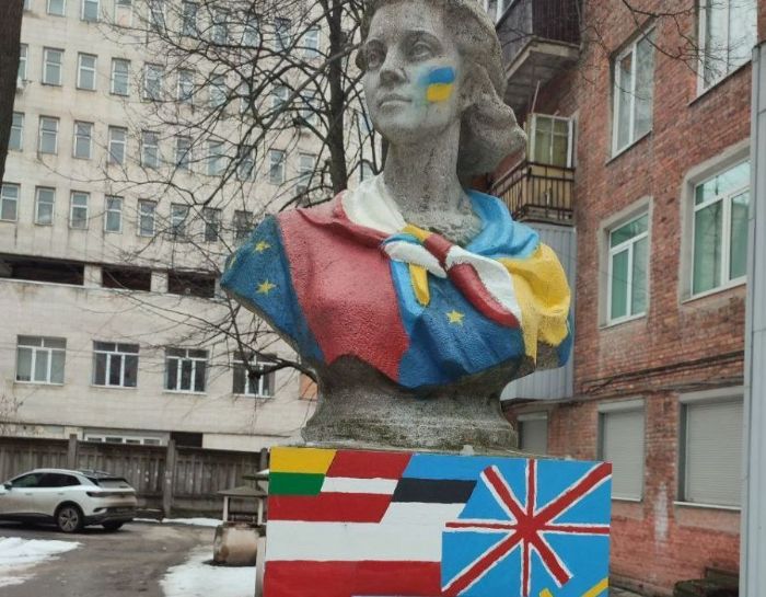 В Харькове необычно декоммунизировали бюст комсомолки (фото)