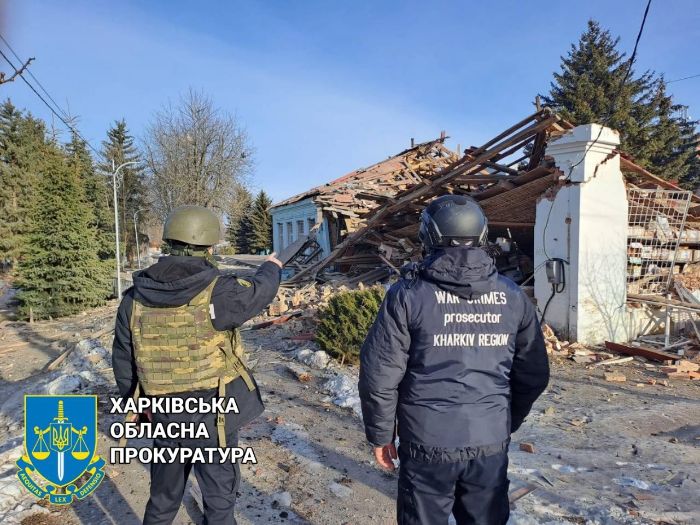 Войска РФ сбросили авиабомбу на лицей в Харьковской области (фото)