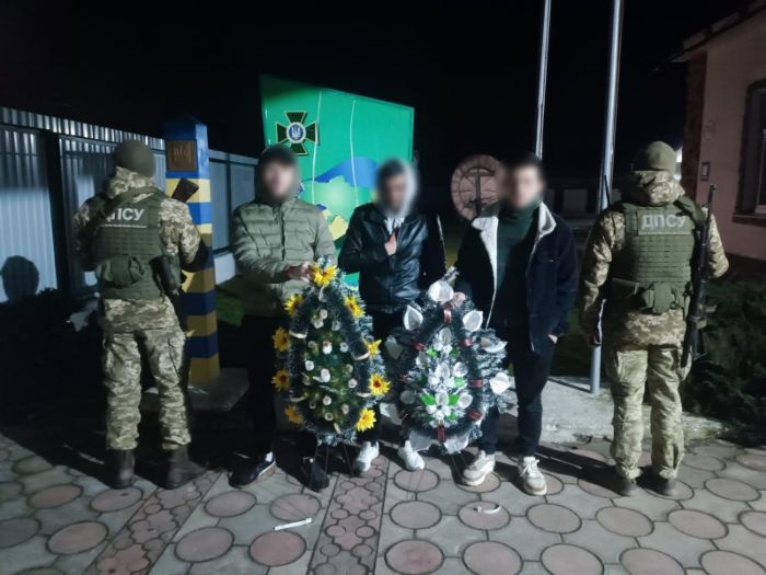 Харків'яни намагалися втекти за кордон із похоронними вінками