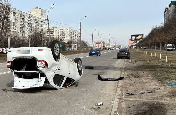 На Салтовке - ДТП: одна из машин перевернулась на крышу (фото)