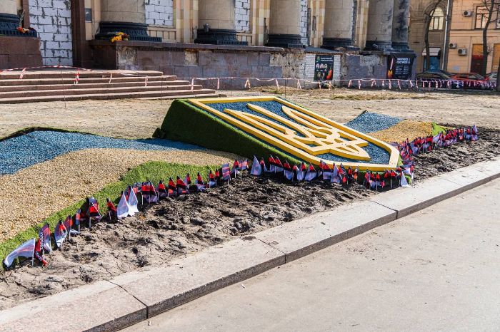 В центре Харькова появились флаги с позывными погибших "кракеновцев" (фото)