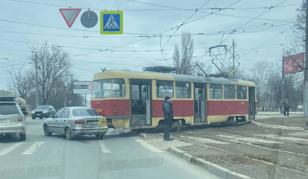 В Харькове - трамвайный дрифт, задело машину