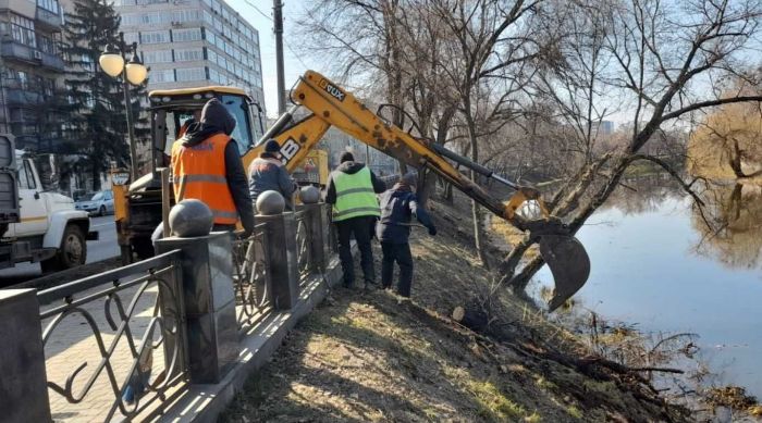 Харьковские коммунальщики чистят ливневку и берега рек