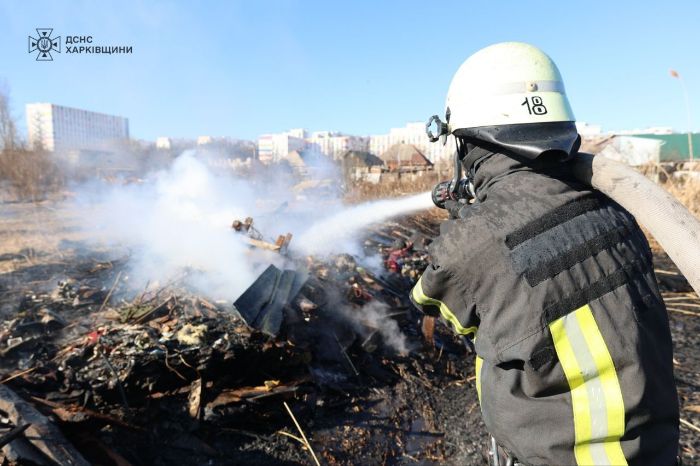 У Харкові люди підпалили сміття і мало не спалили будинки (фото)