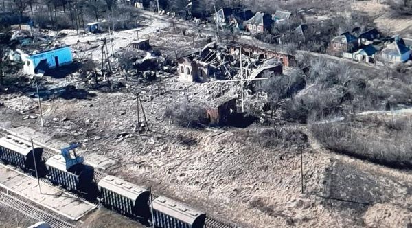 Россияне с ночи уничтожают поселок на Харьковщине: бьют из вертолетов, минометов, артиллерии и КАБов