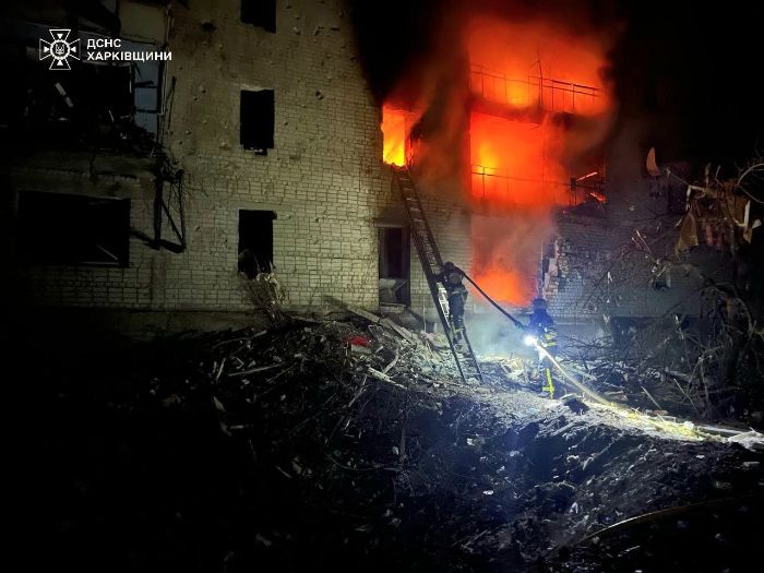 Россияне сбросили авиабомбу на многоэтажку в Харьковской области (фото)