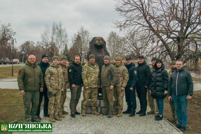 Огромную скульптуру сурка установили в Харьковской области (фото)