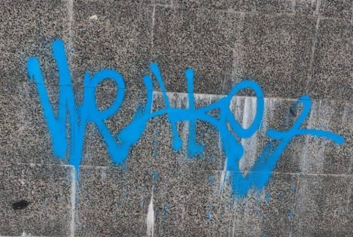 Вандалы разрисовали стены перехода в харьковском метро (фото)