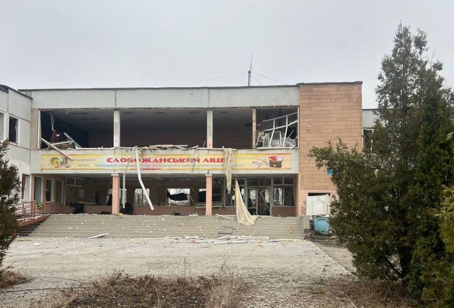 Войска РФ сбросили авиабомбу на школу в Харьковской области (фото)