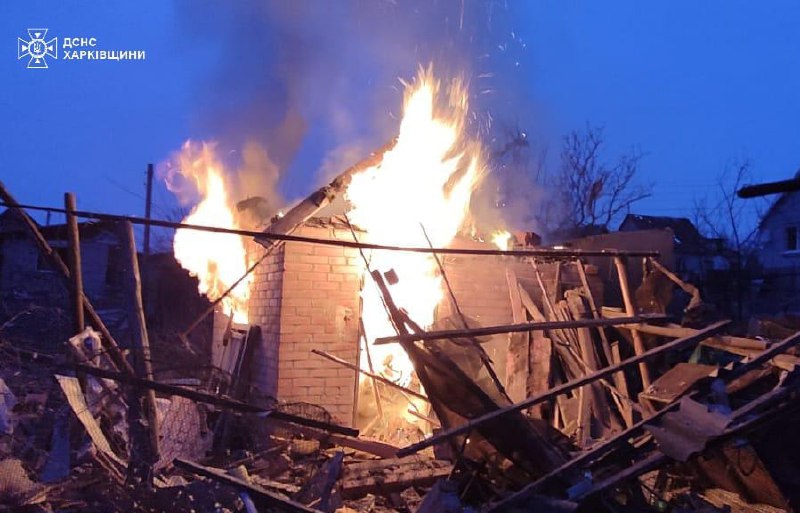 Пожар на 200 квадратов вспыхнул в Волчанске после ударов авиабомбами (фото)