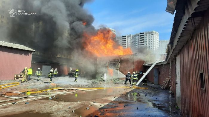 В Харькове - сильный пожар, огонь может перекинуться на другие здания