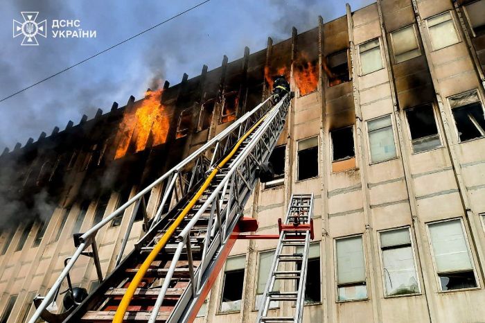 Пятеро погибших, семеро раненых, огромный пожар: что известно о прилете в Харькове (фото, дополнено, обновлено)