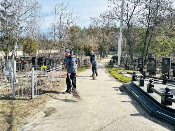В Харькове убирают кладбища (фото)