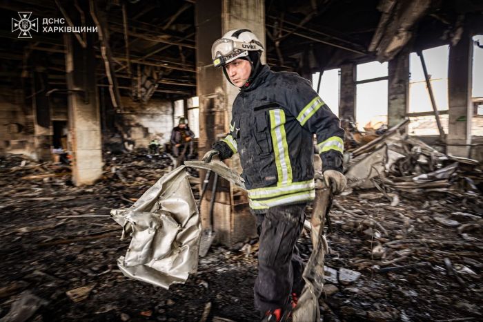 В Харькове спустя сутки потушили огромный пожар, возникший на месте прилета (фото)