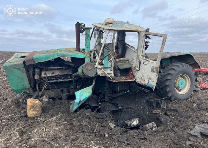 В Харьковской области подорвались трактор и машина для разминирования (фото)