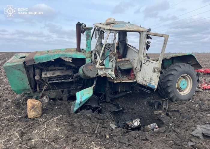 У Харківській області підірвалися трактор і машина для розмінування (фото)