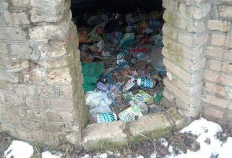 В пригороде Харькова люди возмущены мусоркой на детской площадке