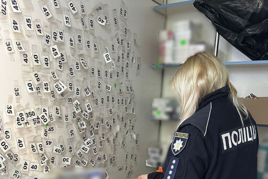 Понад 3 тисячі пачок цигарок без акцизних марок поліцейські вилучили в Харкові (фото)