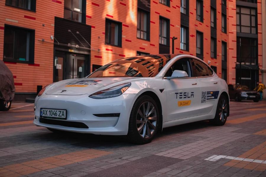 Tesla за донат: Фонд Дениса Парамонова віддає автівку на благодійність