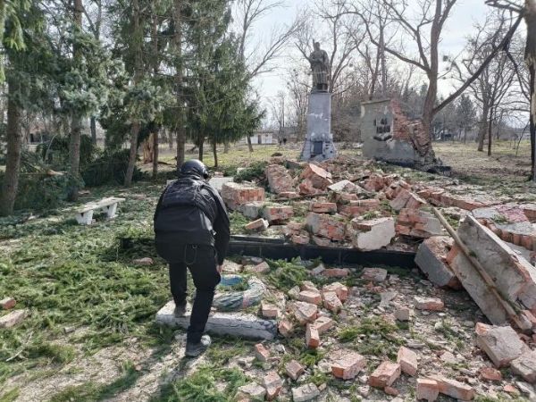 Россияне разбили обстрелом мемориал погибшим во Второй мировой (фото)
