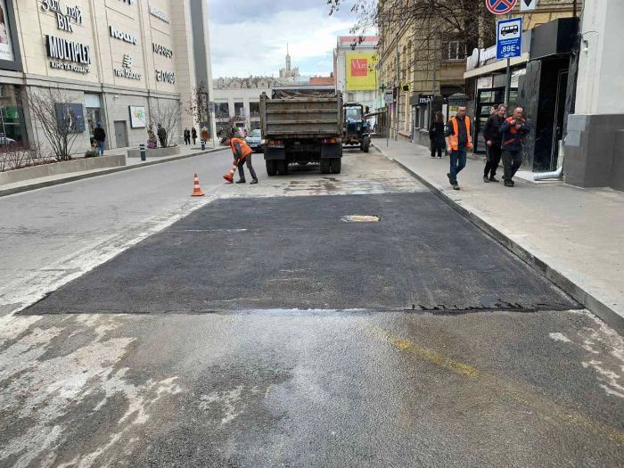 В центре Харькова латают дороги (фото)