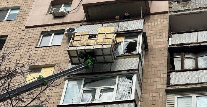 В Харькове ликвидируют последствия ночных ударов по жилым домам (фото)