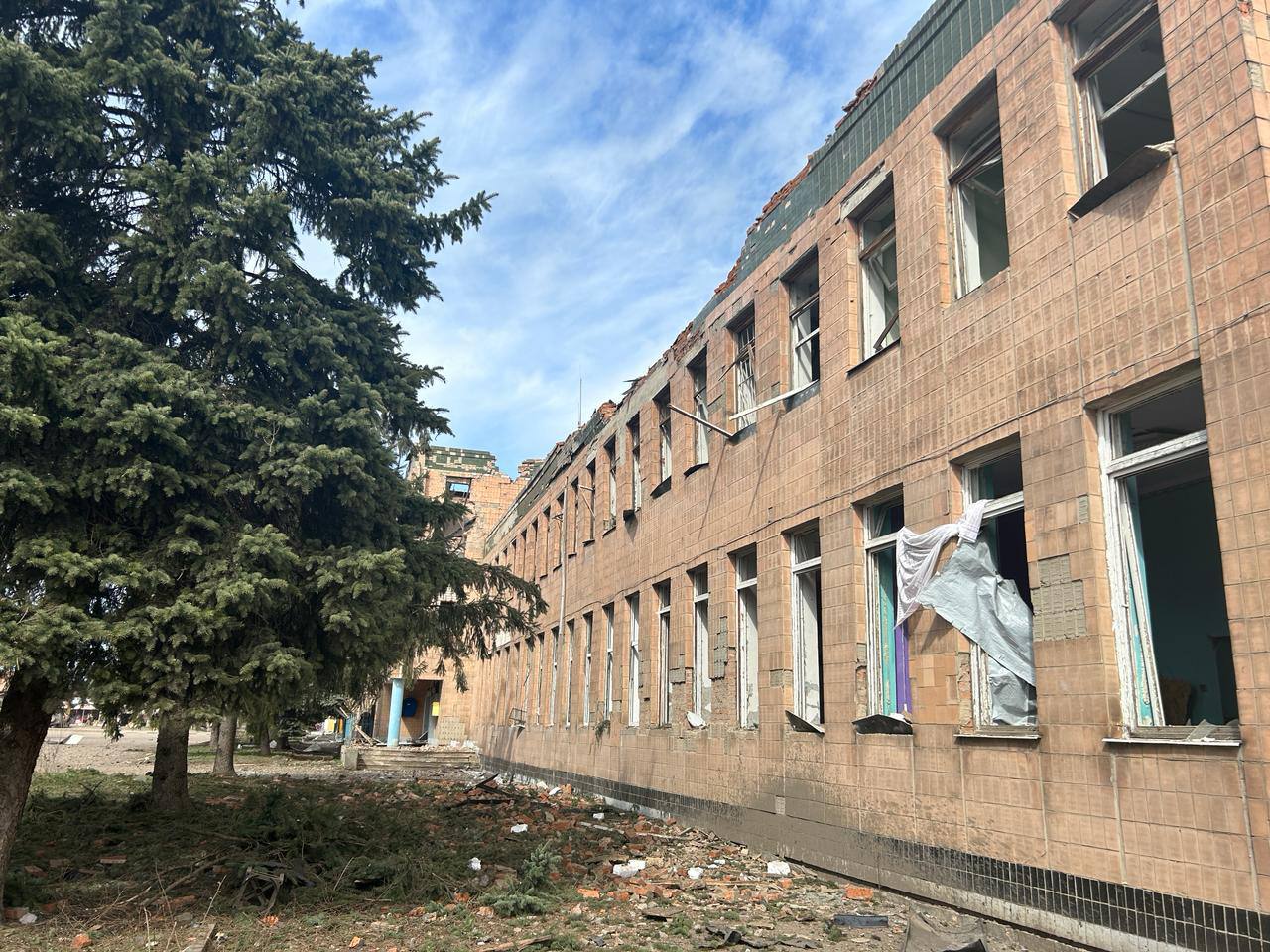 Россияне ударили КАБами по почте и аптеке в Харьковской области (фото)