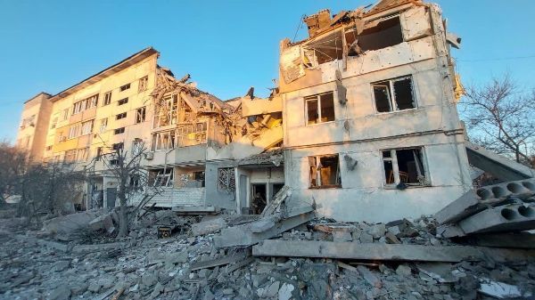 РФ сбросила авиабомбу на многоэтажку в Купянске, погиб 1 человек (фото)