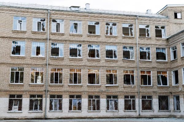 РФ ударила авиабомбой по школе в Харькове (фото и видео последствий)
