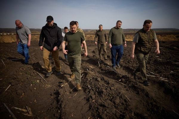 Зеленский приехал на строительство линий обороны в Харьковской области (видео, фото)